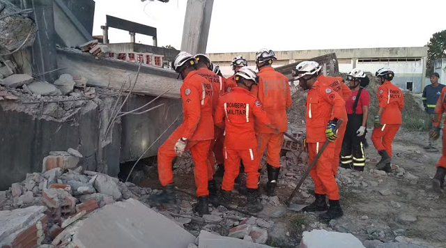 Outras duas pessoas conseguiram escapar com vida de soterramento em Camaçari  (Foto: Divulgação Reprodução/Redes sociais)
