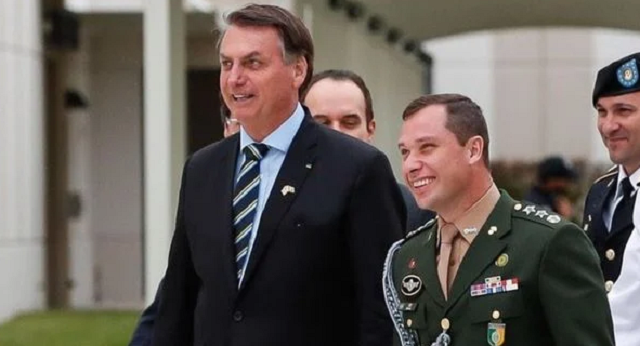Bolsonaro e Mauro Cid (Foto: Presidência/Alan dos Santos)
