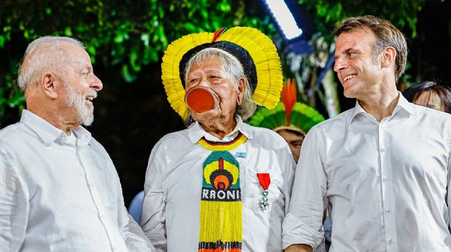 Lula, Cacique Raoni e Emmanuel Macron na Ilha Combu, em Belém (PA) (Foto: Ricardo Stuckert)