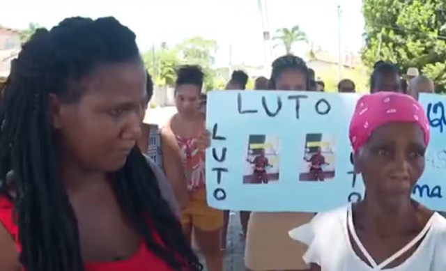 Tamara Santos e Dona Joana, irmã e mãe de Elissandra, pedem justiça em Camaçari (Foto: Reprodução/TV Bahia)
