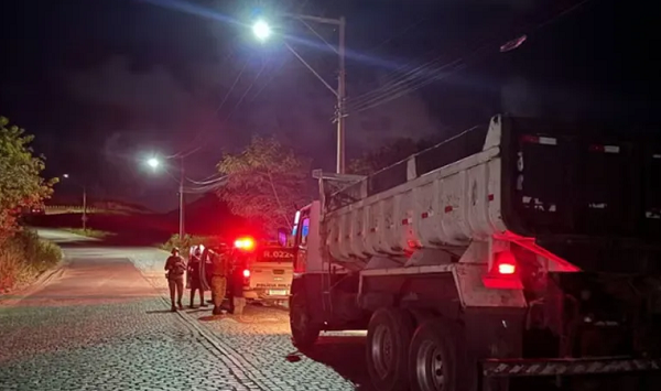Homem é preso por extração ilegal de areia em parque de Camaçari (Foto: PM/BA)