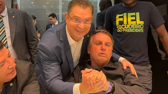 Sóstenes Cavalcante com Jair Bolsonaro, observado por Magno Malta (Foto: Rede X/Sóstenes Cavalcante)