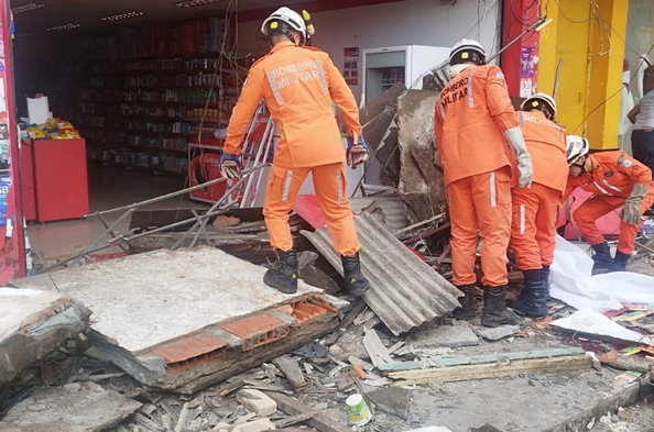 Desabamento em farmácia de Alagoinhas (Foto: Divulgação/Corpo de Bombeiros)