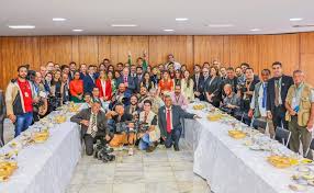 Durante o encontro, o presidente pediu para os jornalistas se apresentarem. Fez uma declaração inicial e depois respondeu a perguntas dos profissionais. Foto: Victor Félix