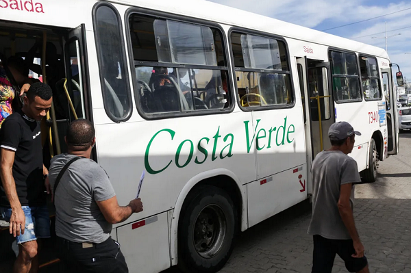Encerramento de linhas de ônibus de transporte metropolitano nas empresas Avanço e Costa Verde deve dificultar a locomoção de passageiros que utilizam o serviço (Foto: Raphael Muller/Ag. A TARDE)