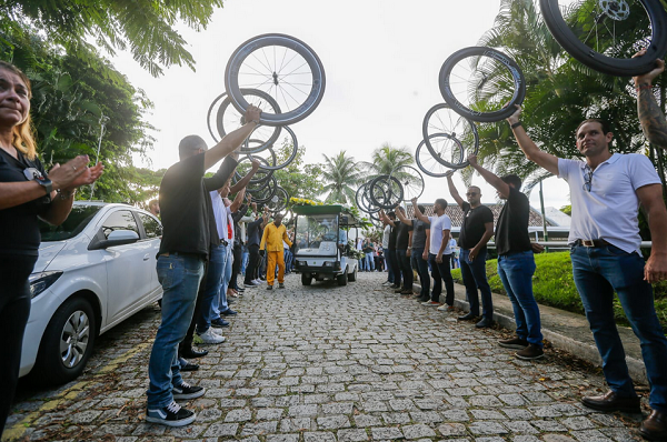 Enterro do engenheiro civil e ciclista Phillipe Mafra foi marcado por homenagem de amigos (Foto: Arisson Marinho/Correio)
