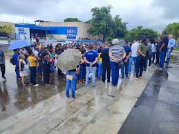 Professores se reúnem debaixo de chuva em frente à Câmara Municipal. Prefeitura negou espaço para assembleia. - Foto: Divulgação - APLB Dias d´Ávila