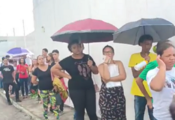 Eleitores de Camaçari se queixam de longa fila para tirar e regularizar título (Foto: Reprodução)