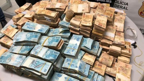 A política de valorização do salário mínimo, restabelecida pelo governo Lula, está aliviando a situação de dezenas de milhões de trabalhadores e trabalhadoras que recebem salário mínimo e sobrevivem não se sabe como. Foto: Google
