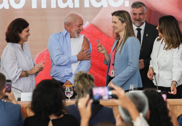 Presidente Luiz Inácio Lula da Silva é vacinado, durante entrevista coletiva sobre questões relacionadas à saúde (Foto: Antonio Cruz/Agência Brasil)