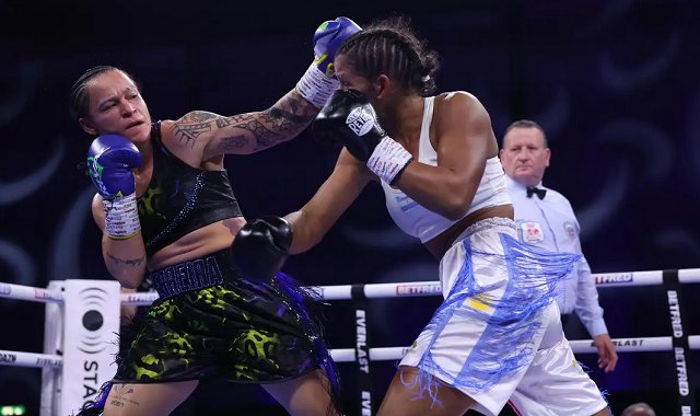 A luta foi paralisada no sexto round porque a adversária da brasileira estava sangrando demais e o combate foi encerrado (Foto: Matchroom)