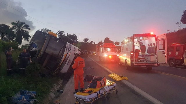 Acidente aconteceu na BR-101 (Foto: Lenio Cidreira/Liberdade News)