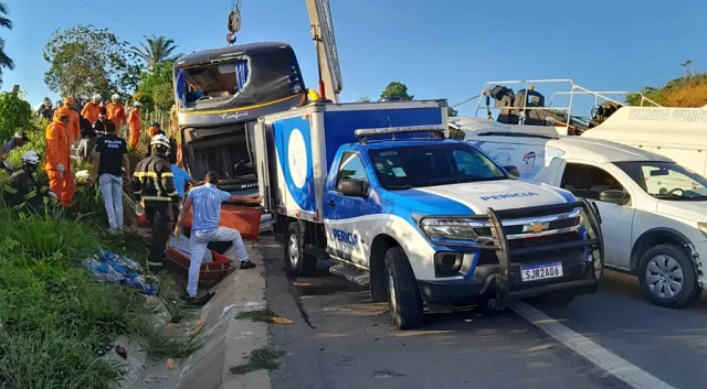 Acidente em maio deste ano, na BR-101, deixou oito pessoas mortas (Foto: Reprodução/Liberdade News)