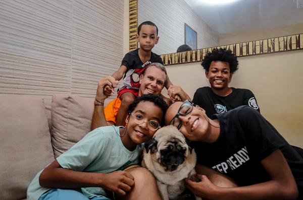 Alexandre Rank, junto com os quatro filhos: João Carlos (5 anos), Ailton (10), Jailton (11) e João Paulo (13) (Foto: Rafaela Araújo/Ag. A TARDE)