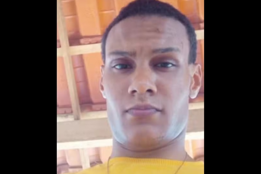 Corpo de Thiago Tavares dos Santos foi localizado dentro de sacos na Estrada Velha do Aeroporto; criminosos alegam que mataram rapaz após ele ter invadido a casa de uma mulher. Crédito: Reprodução / Redes sociais