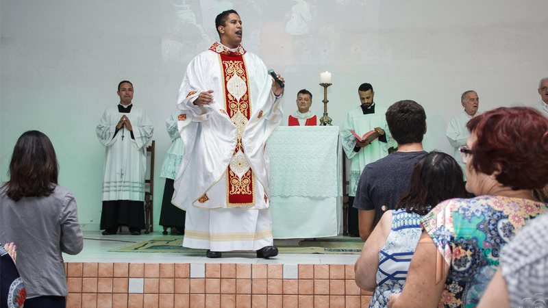 O padre Marcos de Miranda foi suspenso de suas funções ministeriais após engravidar uma fiel - Divulgação