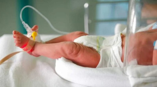 A mãe teria confundido a bebida, que estava em uma garrafa escura, com água e diluiu o leite (Foto: Reprodução)