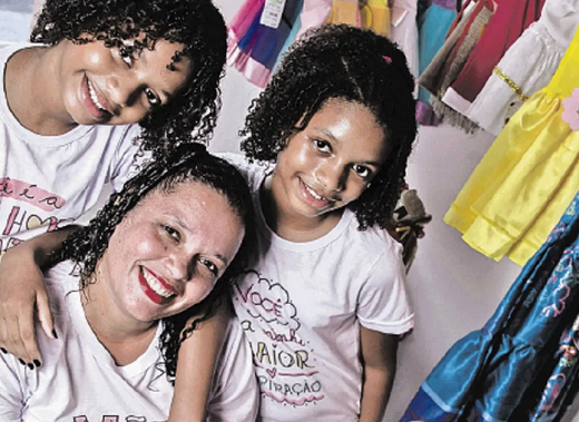 Quando as gêmeas de Gislaine, Melyssa e Marcely, nasceram surgiu a ideia da Mel & Mar Fantasias Infantis (Foto: Uendel Galter/Ag. A TARDE)