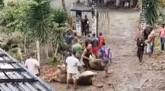 Carnes são saqueadas por polulares (Foto: Reprodução/Redes Sociais)