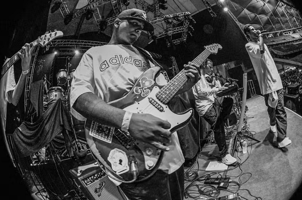 Flávio de Oliveira Silva, o Fal Silva, tocando guitarra com o grupo Afrocidade (Foto: Reprodução do Instagram)