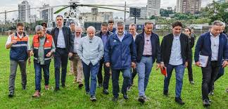 Presidente Lula, ministros e parlamentares em Canoas-RS (Foto: Ricardo Stuckert / PR)