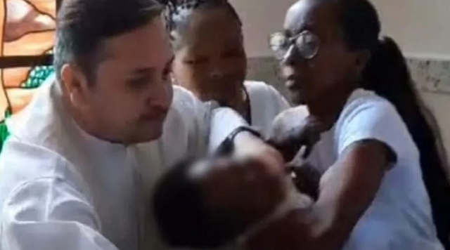 O momento da atitude bizarra do sacerdote (Fotos: Reprodução/Redes Sociais)