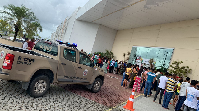 Fila enorme nas imediações do Boulevard Shopping Camaçari na manha desta quinta-feira, 07 (Foto: Reprodução)