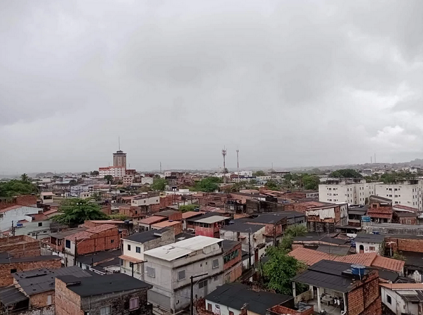 Alta umidade do ar pode promover a proliferação de microrganismos como fungos, ácaros e bactérias, principais causadores de doenças respiratórias como asma, rinite, bronquite, sinusite, entre outras (Foto: Reprodução)