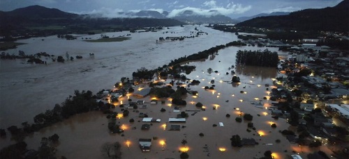 Foto aérea mostra cidade de Encantado, no Rio Grande do Sul, de baixo da água após temporal - Foto: Gustavo Ghisleni / AFP
