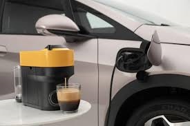 Tecnologia presente nos carros elétricos da BYD permite carregar vários itens ao mesmo tempo. De notebook a fogão, descubra como funciona. Foto: Divulgação BYD