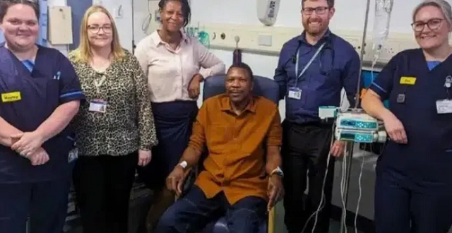 Homem é o primeiro vacinado do mundo contra o câncer de intestino (Foto: Reprodução/QEHB/NHS)