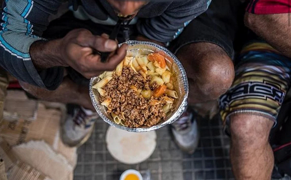 Projeto de lei prevê multa de R$ 17 mil a quem distribuir marmitas a pessoas em situação de rua na cidade de São Paulo (Foto: Reprodução)