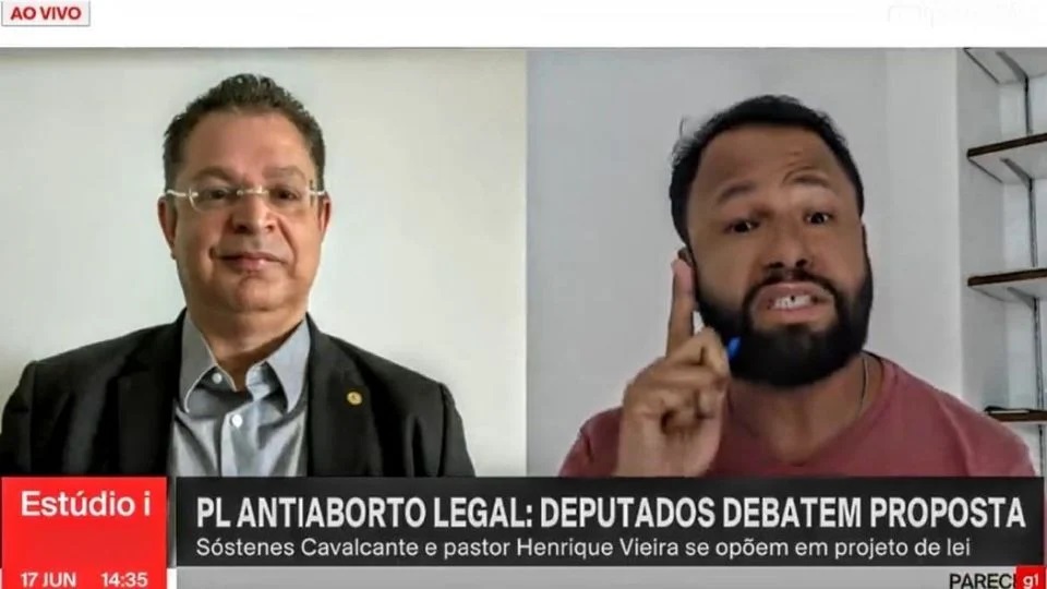 Ambos são pastores e deputados, e foram debater na GloboNews. Psolista deu resposta arrasadora e humilhante ao bolsonarista fundamentalista, que perdeu a fala. Créditos: GloboNews/Reprodução