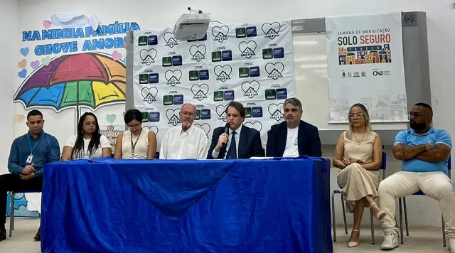 Autoridades e demais participantes na mesa do evento (Foto: Divulgação)