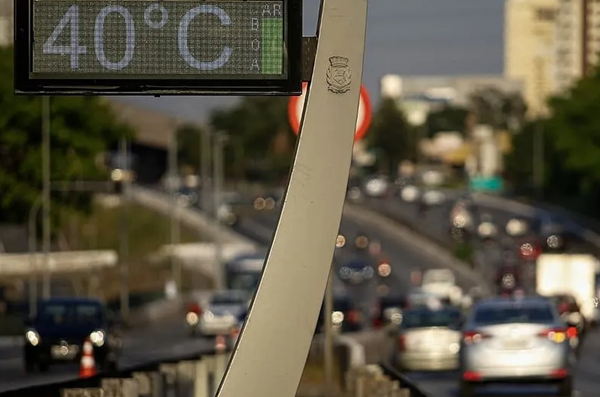 Conforme indicou o levantamento, as áreas do Centro-Oeste, do Nordeste, do Norte e do Sudeste do Brasil estão incluídas na lista das cinco regiões da Terra onde o calor pode tornar impossível (Foto: Miguel Schincariol/AFP)
