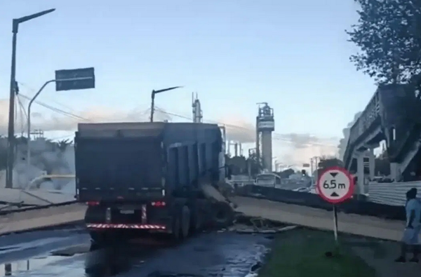 Estrutura veio abaixo após a parte mais alta de uma caçamba colidir com a mesma durante a travessia (Foto: Reprodução)