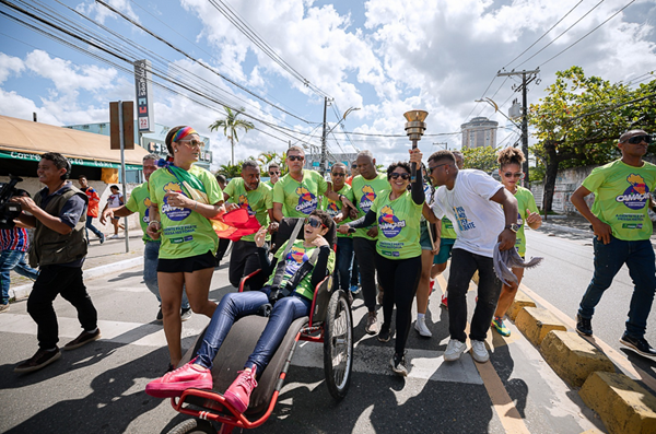 A tocha, trazida de Dias d’Ávila, após passar por Mata de São João, percorreu diversos bairros e avenidas de Camaçari (Foto: Reprodução)