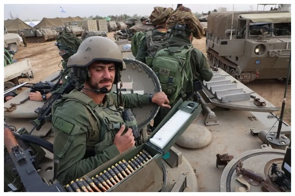 Tropas israelenses preparam armas e veículos militares antes de entrar na Faixa de Gaza - Foto: GIL COHEN-MAGEN / AFP