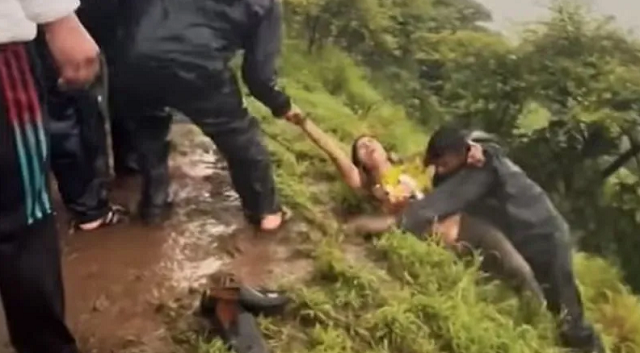 Ela estava acompanhada por um grupo de amigos (Foto: Reprodução/YouTube)