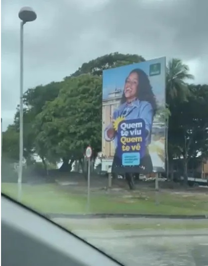 Além de sua atuação na campanha, 'Professora Karol' também é a garota-propaganda oficial da Prefeitura, aparecendo em vídeos institucionais e até em outdoors espalhados pela cidade - Divulgação