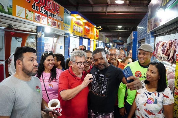 Candidato à prefeito de Camaçari, Luiz Caetano (PT), em visita à Feira Municipal - Foto: William Rocha