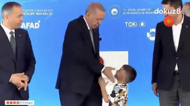 Beijo na mão é considerado um sinal de respeito na Turquia (Foto: Reprodução/Twitter)