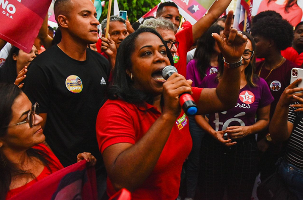 Pastora Déa (PSB) durante discurso ao lado do candidato a prefeito Luiz Caetano (PT) (Fotos: Caio Diniz)