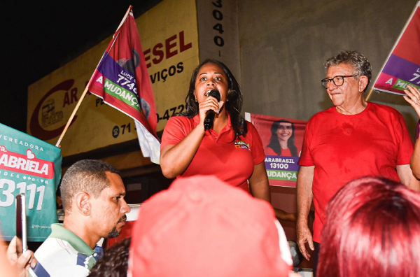Pastora Déa (PSB) durante discurso ao lado do candidato a prefeito Luiz Caetano (PT) (Fotos: Caio Diniz)