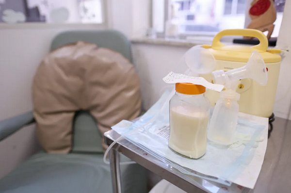 Doação de Leite na maternidade Climério de Oliveira; campanha fala da importância do ato de amor (Foto: Raphael Muller/Ag. A TARDE)