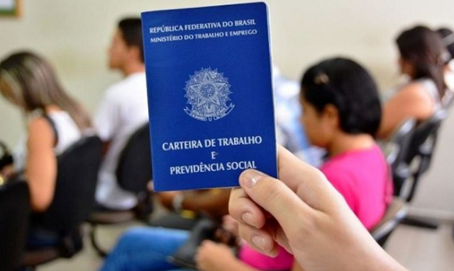 Para as vagas que exigem experiência, é necessário comprovar o tempo de serviço na carteira de trabalho (Foto: Reprodução)