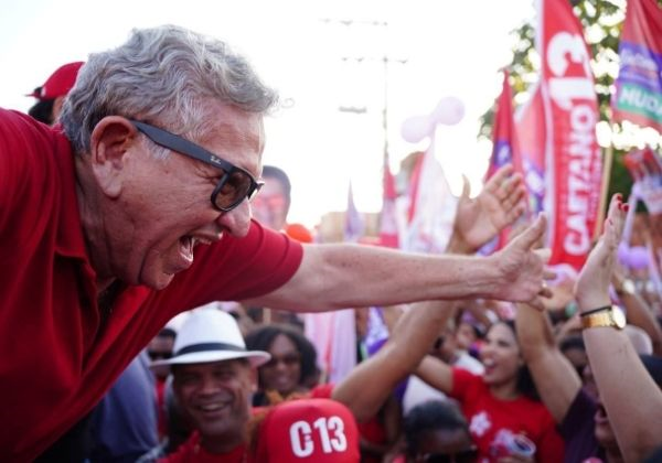 Petista percorreu cerca de 3 km entre o Residencial Algarobas, na Santa Maria, e a avenida 28 de Setembro (Foto: Assessoria/Luiz Caetano)