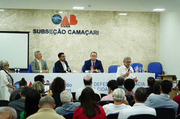 Candidato a prefeito de Camaçari, Luiz Caetano (PT) durante lançamento da Carta-Compromisso de ambientalistas do grupo Gestão Ambiental, Construção Coletiva, na sede da subseção Camaçari da Ordem dos Advogados do Brasil (OAB) (Foto: Divulgação)