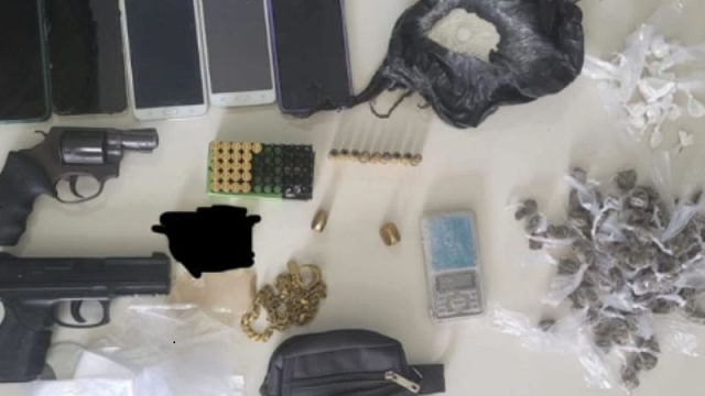 Os homens estavam escondidos em uma área de mata (Foto: Divulgação/PMBA)