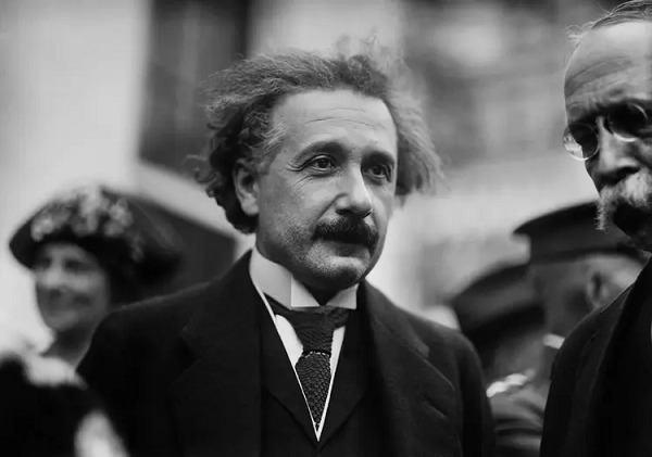 Assim como Einstein se perguntou o que aconteceria se alguém alcançasse a velocidade da luz, faça perguntas inesperadas sobre o problema (Foto: Universal History Archive/Colaborador/Getty Images)